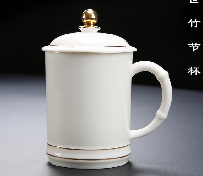 White ceramic tea mugs with lid